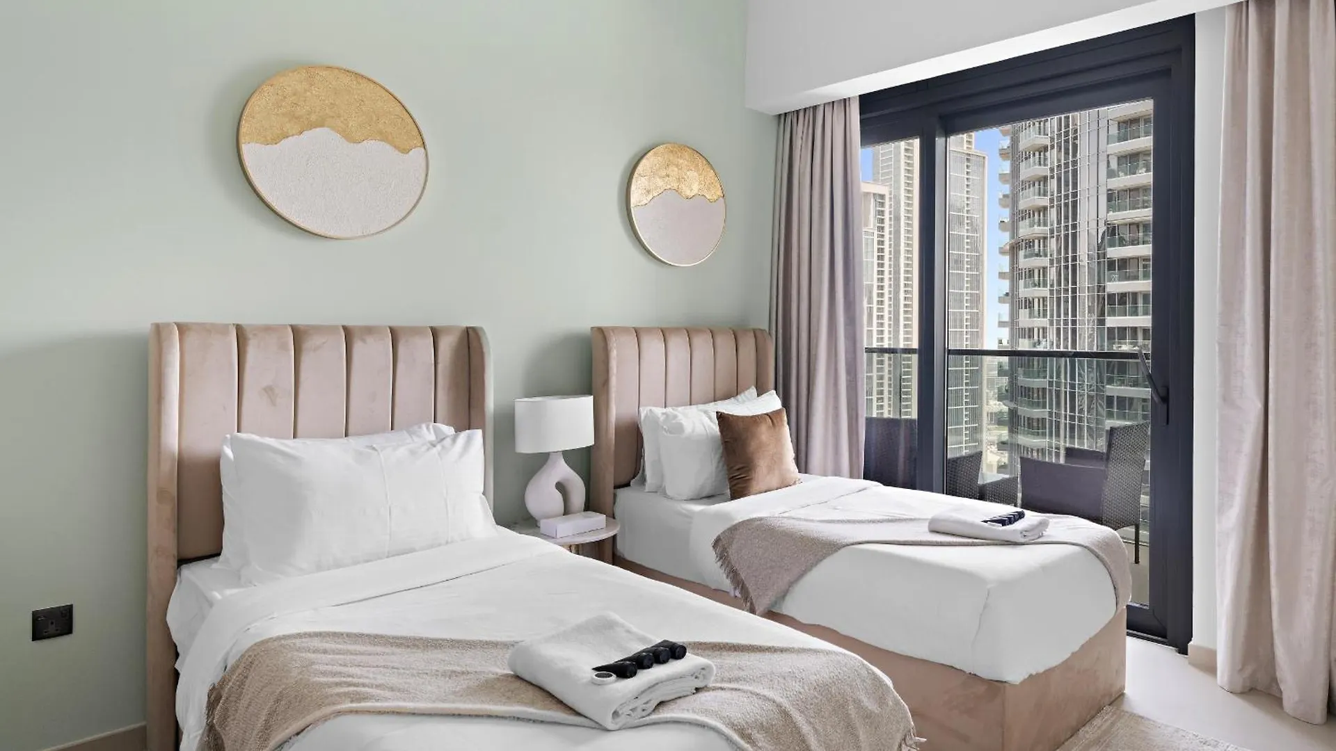 Vibrant 3Bdr Plus 1 Guest Room In Downtown With Burj Khalifa View Dubai Apartment