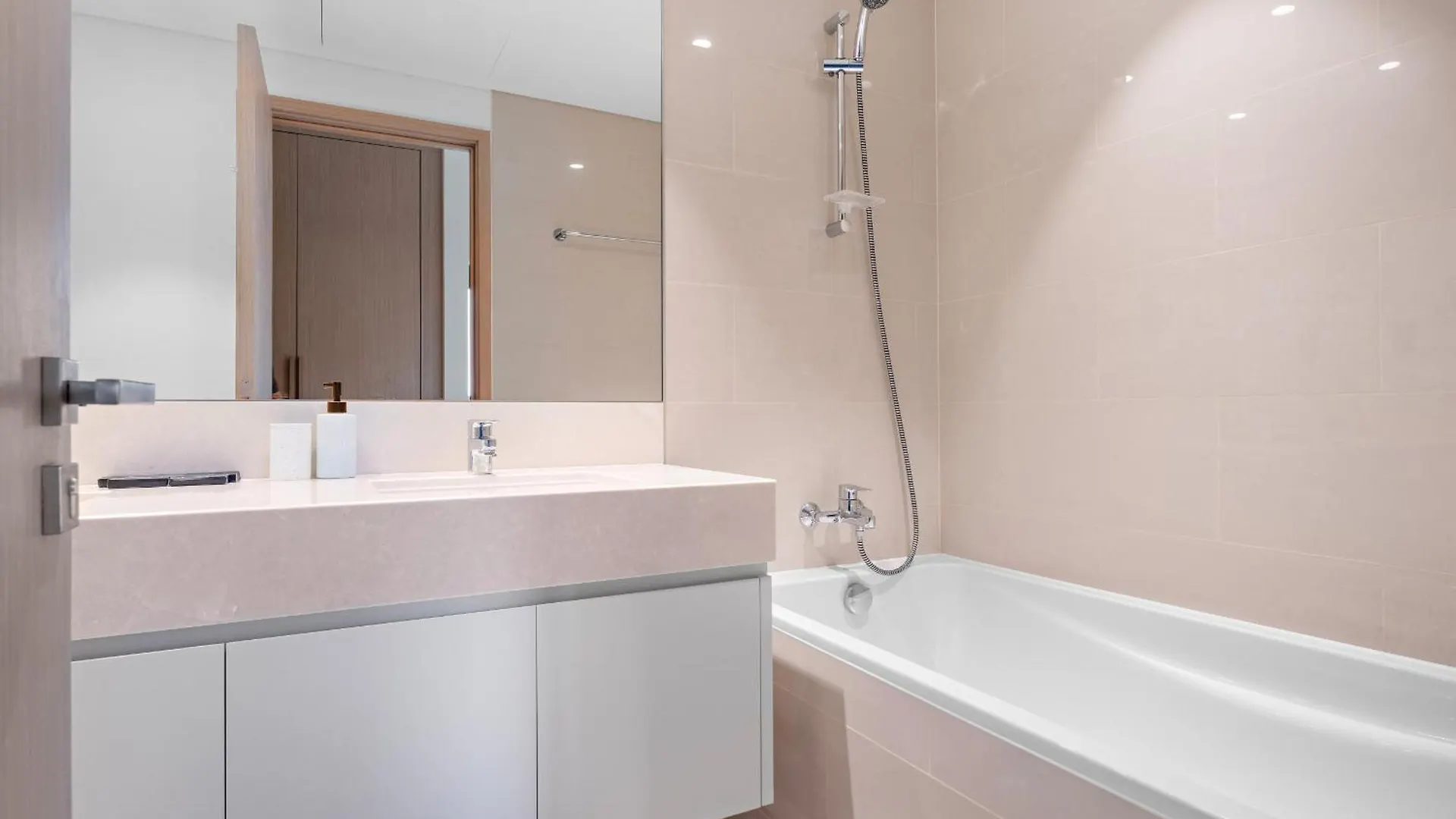 Vibrant 3Bdr Plus 1 Guest Room In Downtown With Burj Khalifa View Dubai Apartment